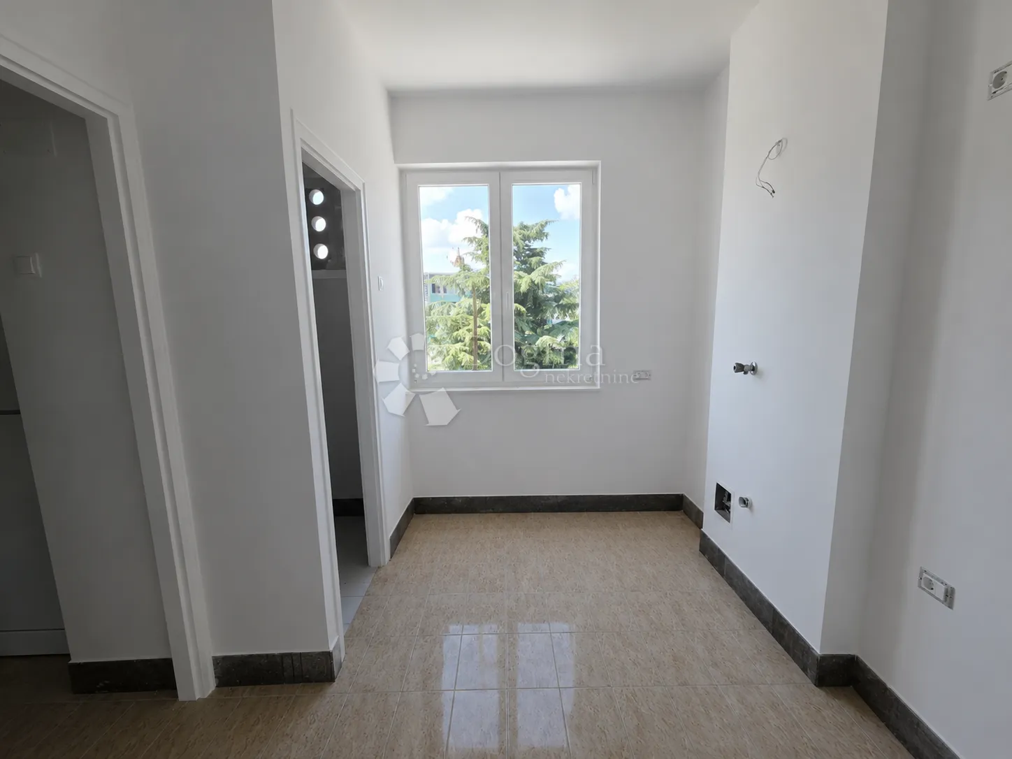 labin,stan u centru sa drvarnicom 6 m2 i spremištem 15m2od - slika 3