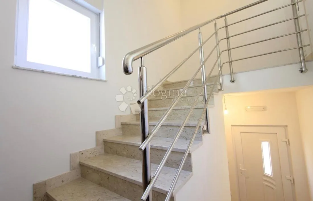 vodice - dvoetažni stan na 1. katu 130 m2 - slika 15