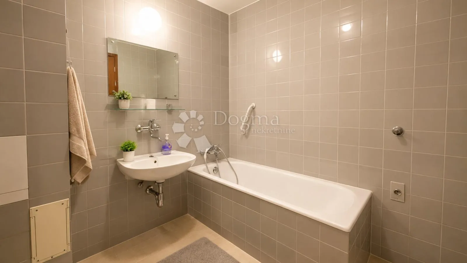dvosoban stan s balkonom u mirnoj retfali - slika 4