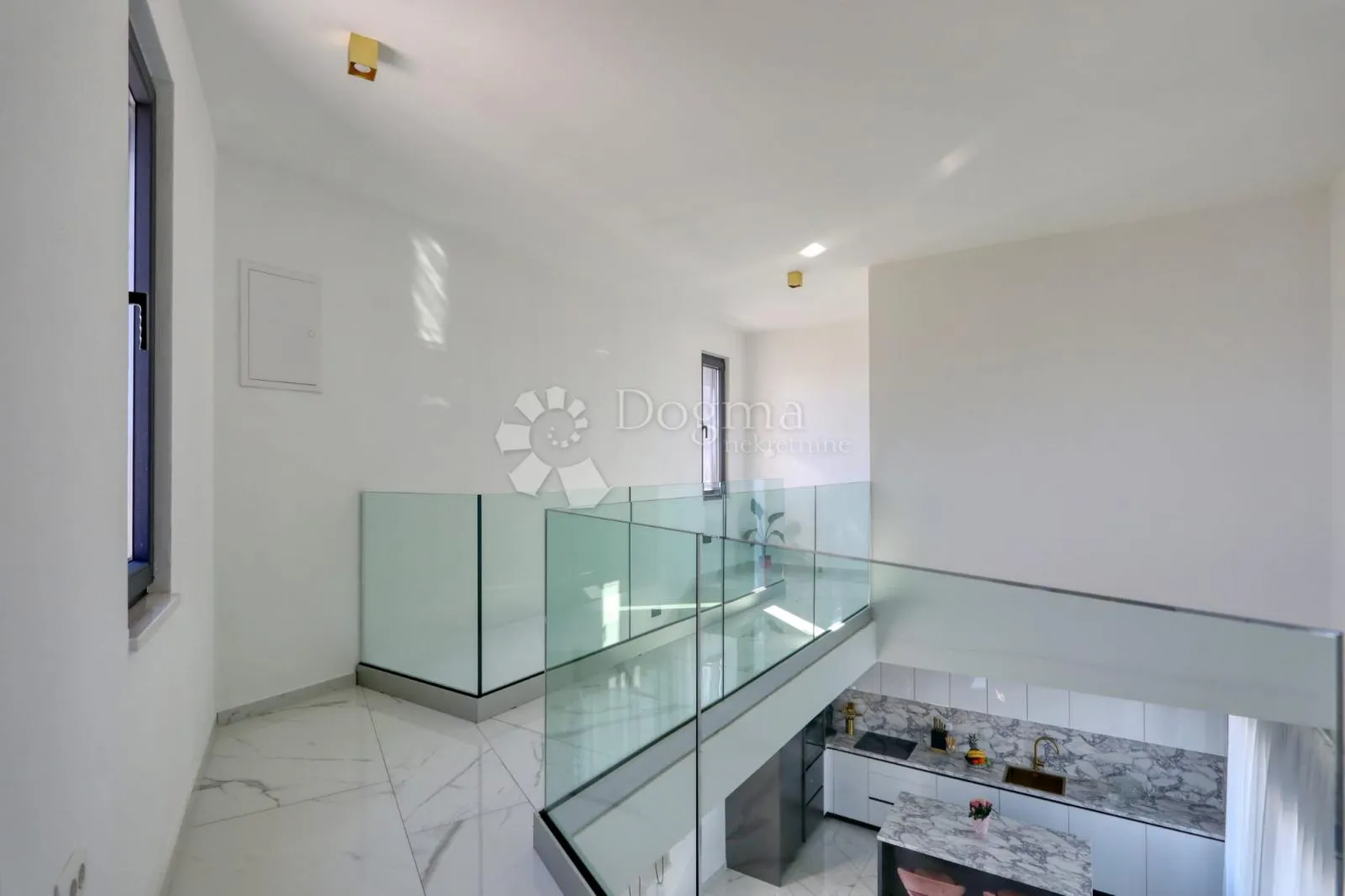 prodaje se moderna vila sa bazenom privlaka - slika 30