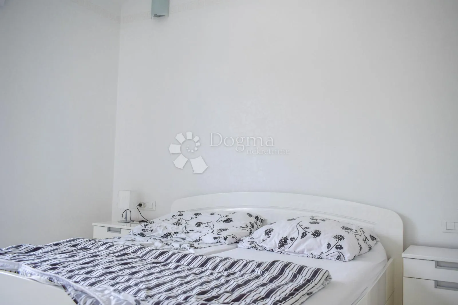 poreč, luksuzna vila s 3 stana i otvorenim pogledom na more - slika 13