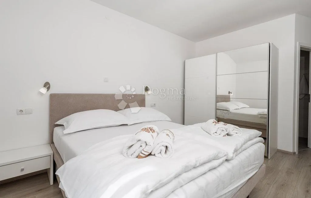 banjol-dvojna mediteranska vila s pogledom na more i bazenima - slika 32