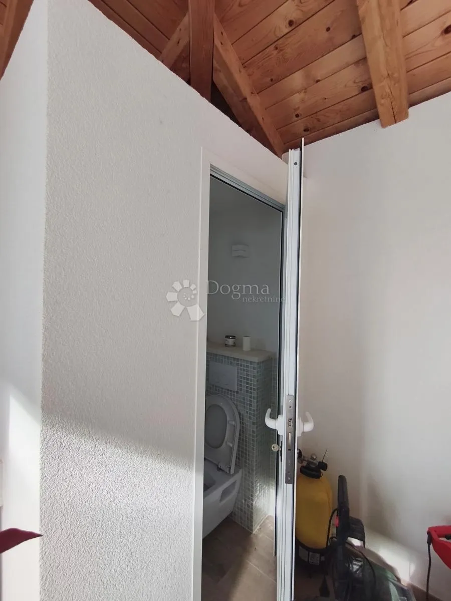 prekrasna kuća s bazenom i predivnim pogledom za najam u marini - slika 13