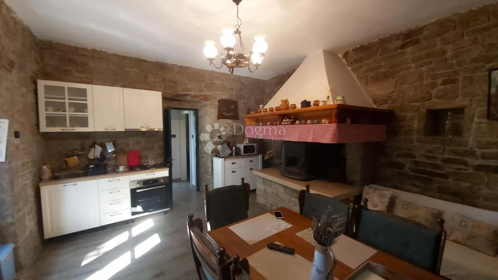 šarmantna kuća u zelenoj istri - slika 4