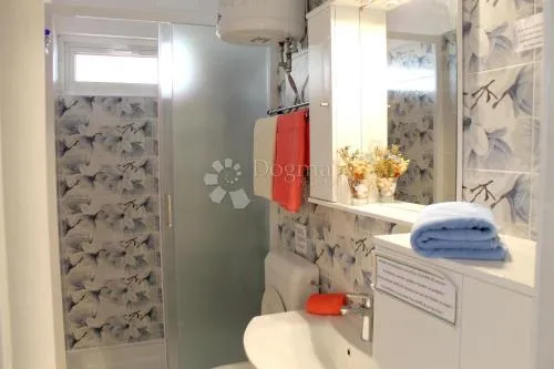 lovetovo -vodice, predivna kuća s 6 apartmana, prvi red do mora - slika 8