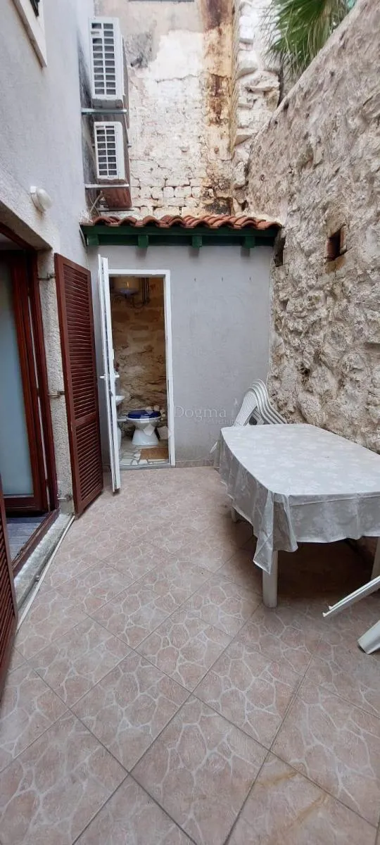 lijepa kamena kuća s pogledom na šibenski zaljev - slika 7