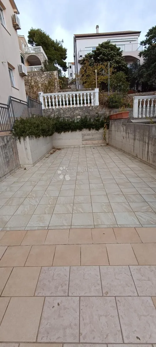 omišalj, kuća sa 9 apartmana - slika 9