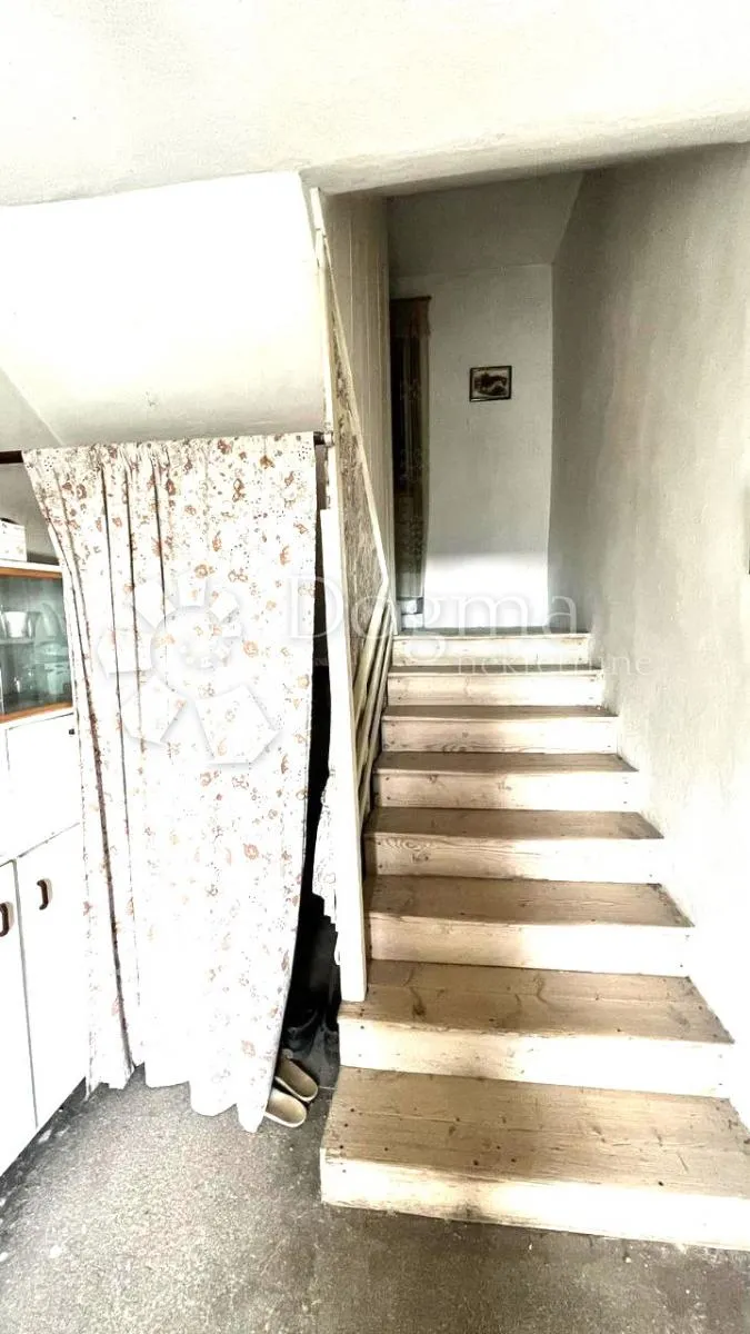 lijepa dvojna kuća za renovaciju s pogledom na more, okolica labina - slika 12