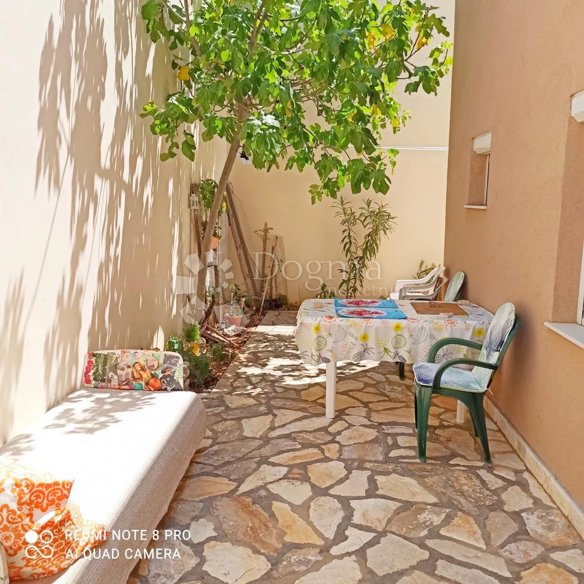 prodaja kuće 80m od mora, 6 apartmana - slika 10