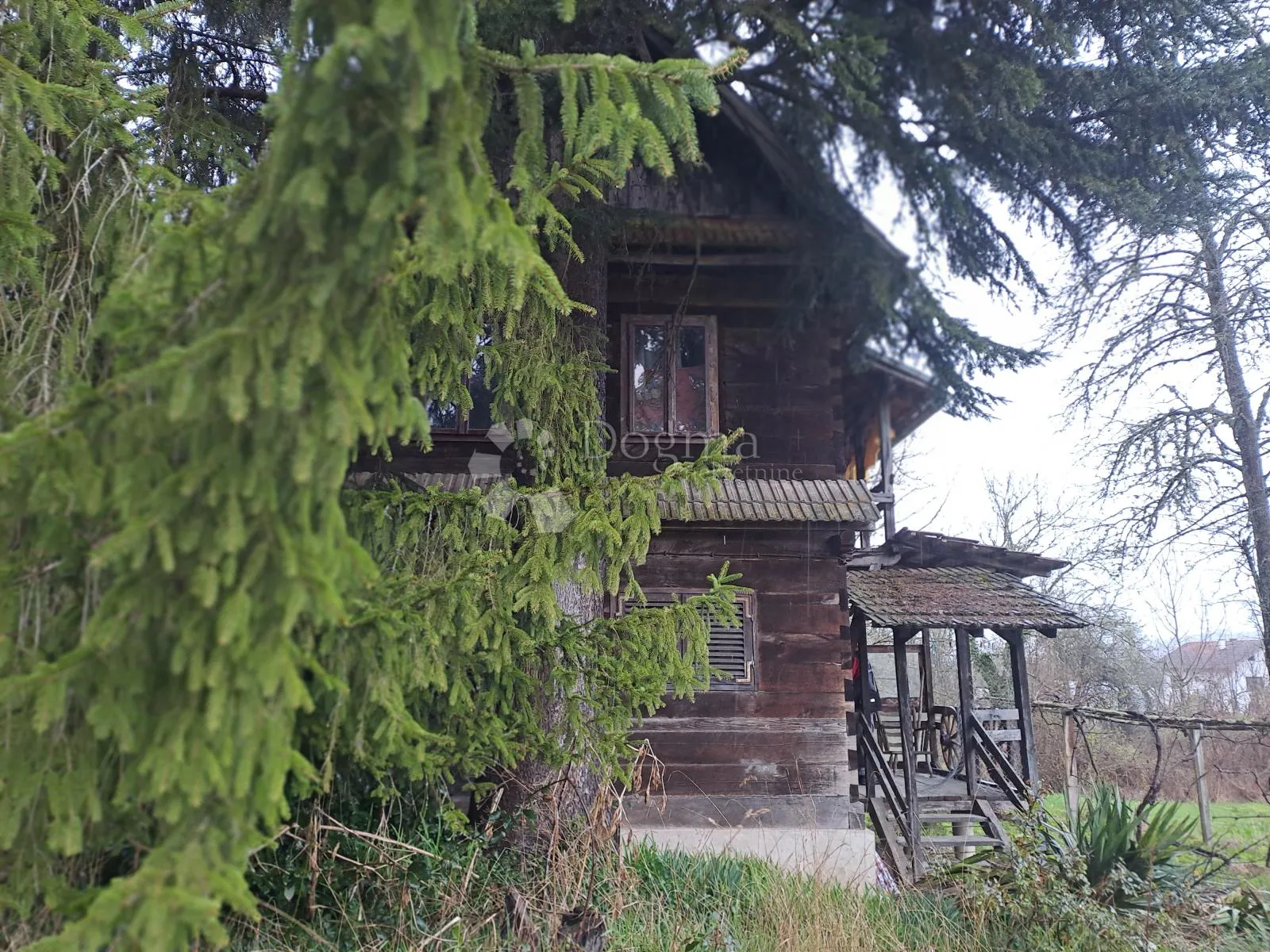 drvena vikendica na kat - slika 6