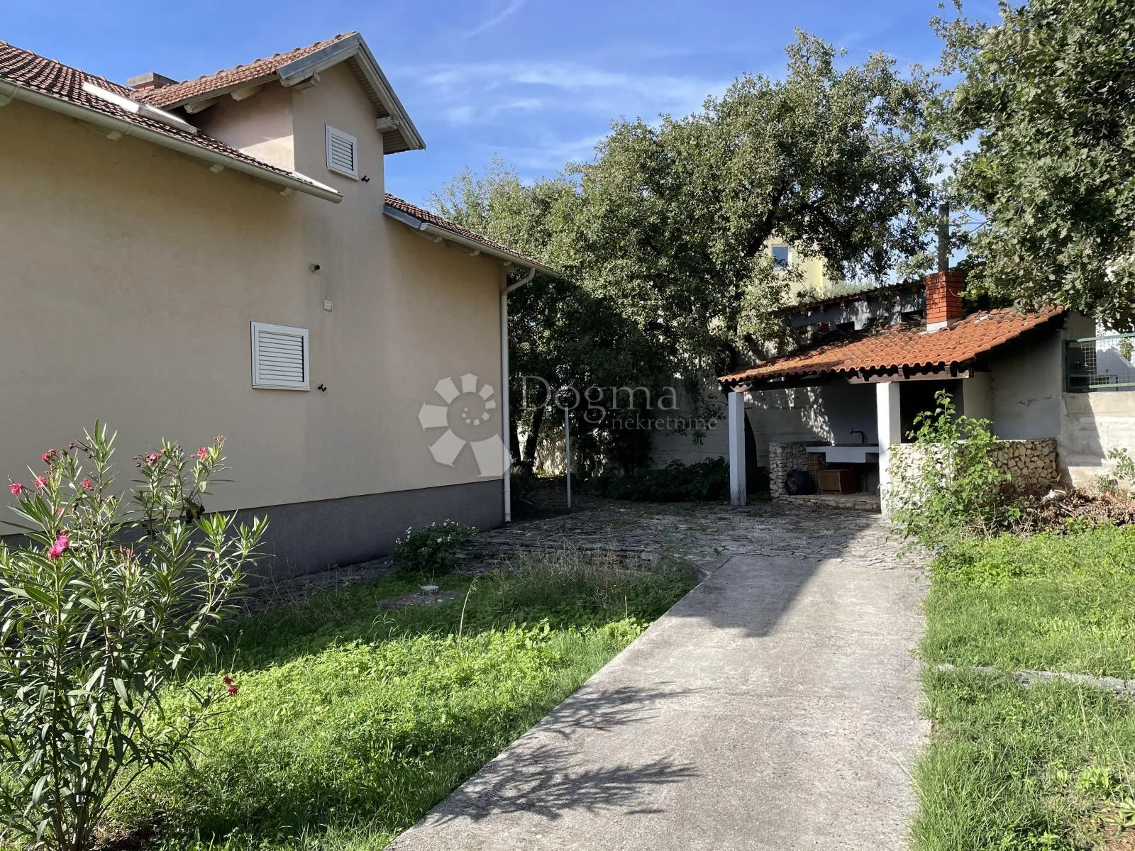 vodice – kuća s 3 stana i dodatnim objektom, 500 m od mora - slika 17