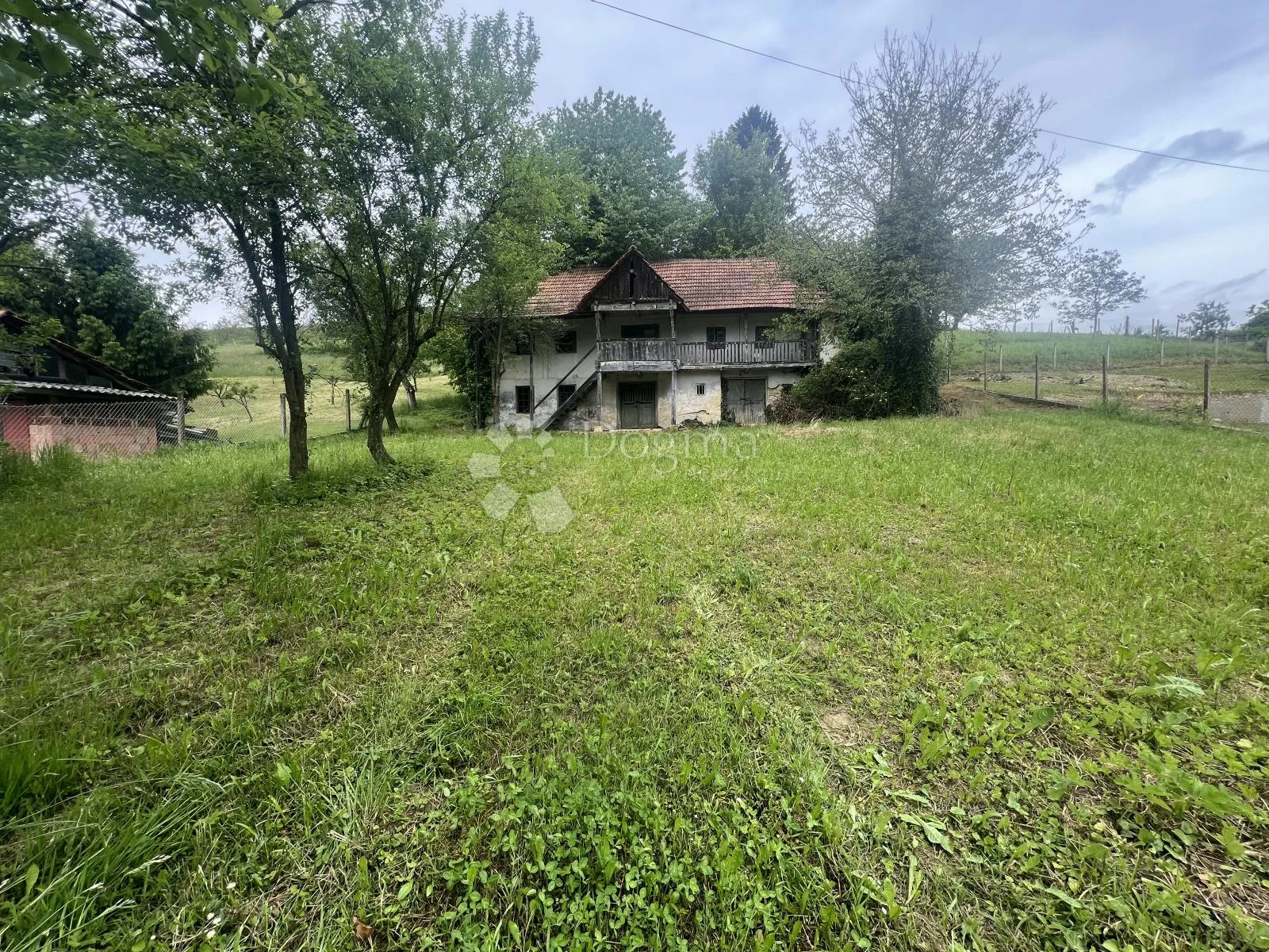 građevinsko zemljište 1.600 m2 sa starom kućom za rušenje - okolica bedekovčine - slika 4