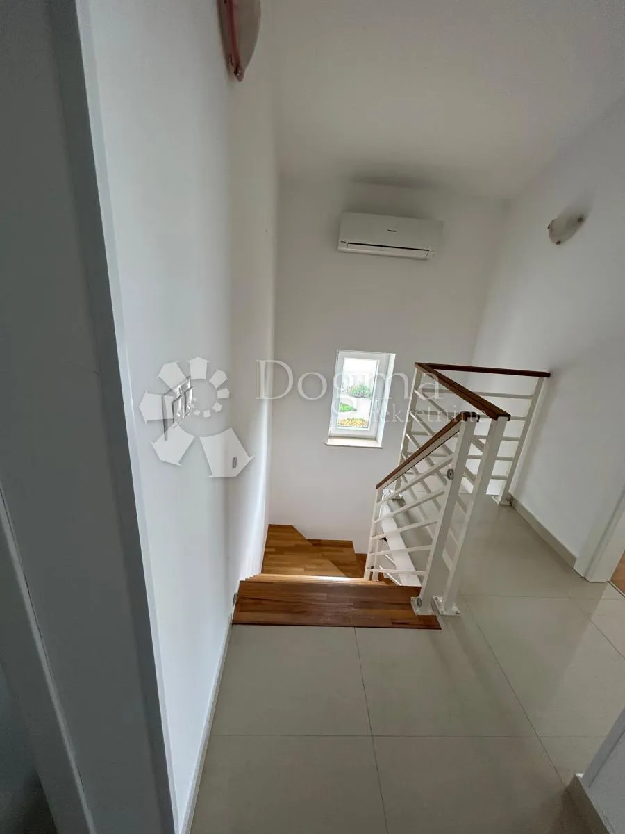dvoetažni apartman u mirnom okružju - slika 8