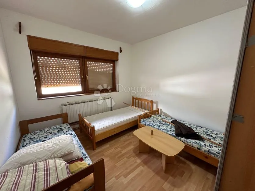 kuća s lijepom velikom okućnicom, vukšić - slika 7