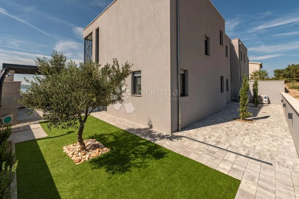 maslenica - moderna vila s bazenom i pogledom na more - slika 21