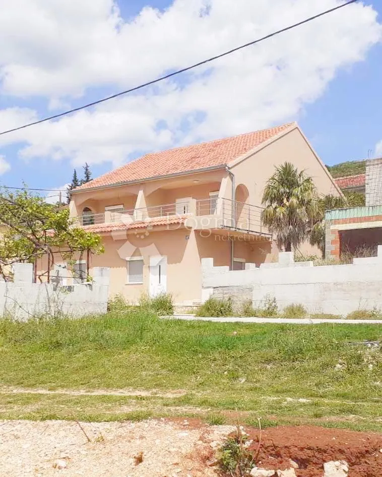 prodaja kuće 80m od mora, 6 apartmana - slika 3