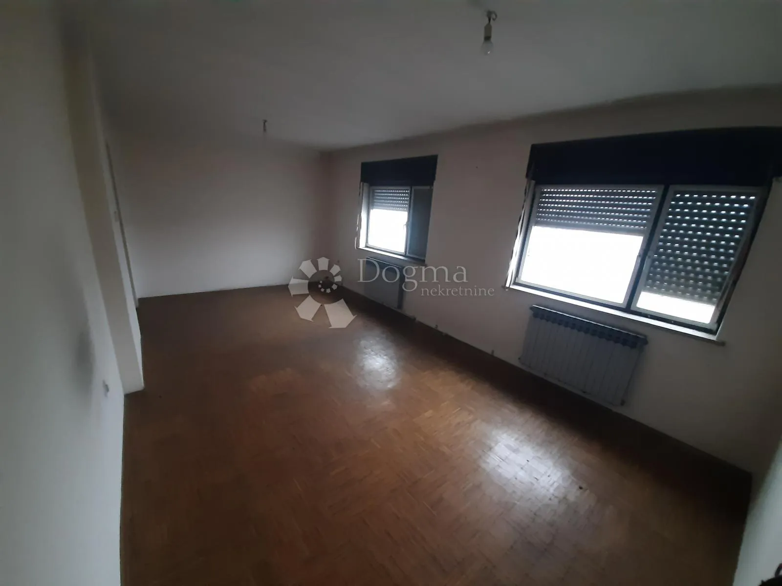 višenamjenska kuća s posl. prostorom- 250m2 + veliki parking - slika 13