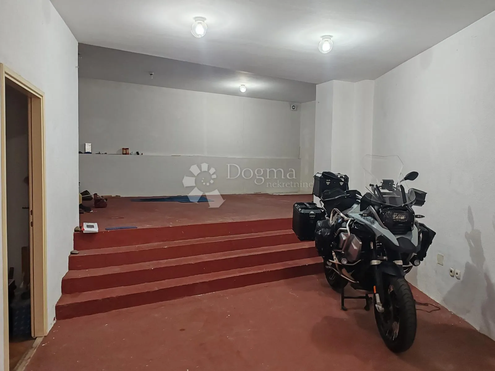 vodice - kuća u centru blizu mora - dva stana - poslovni prostor - slika 35