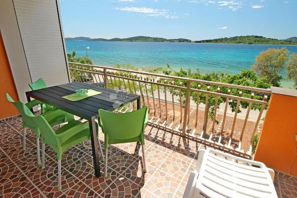 lovetovo -vodice, predivna kuća s 6 apartmana, prvi red do mora - slika 14