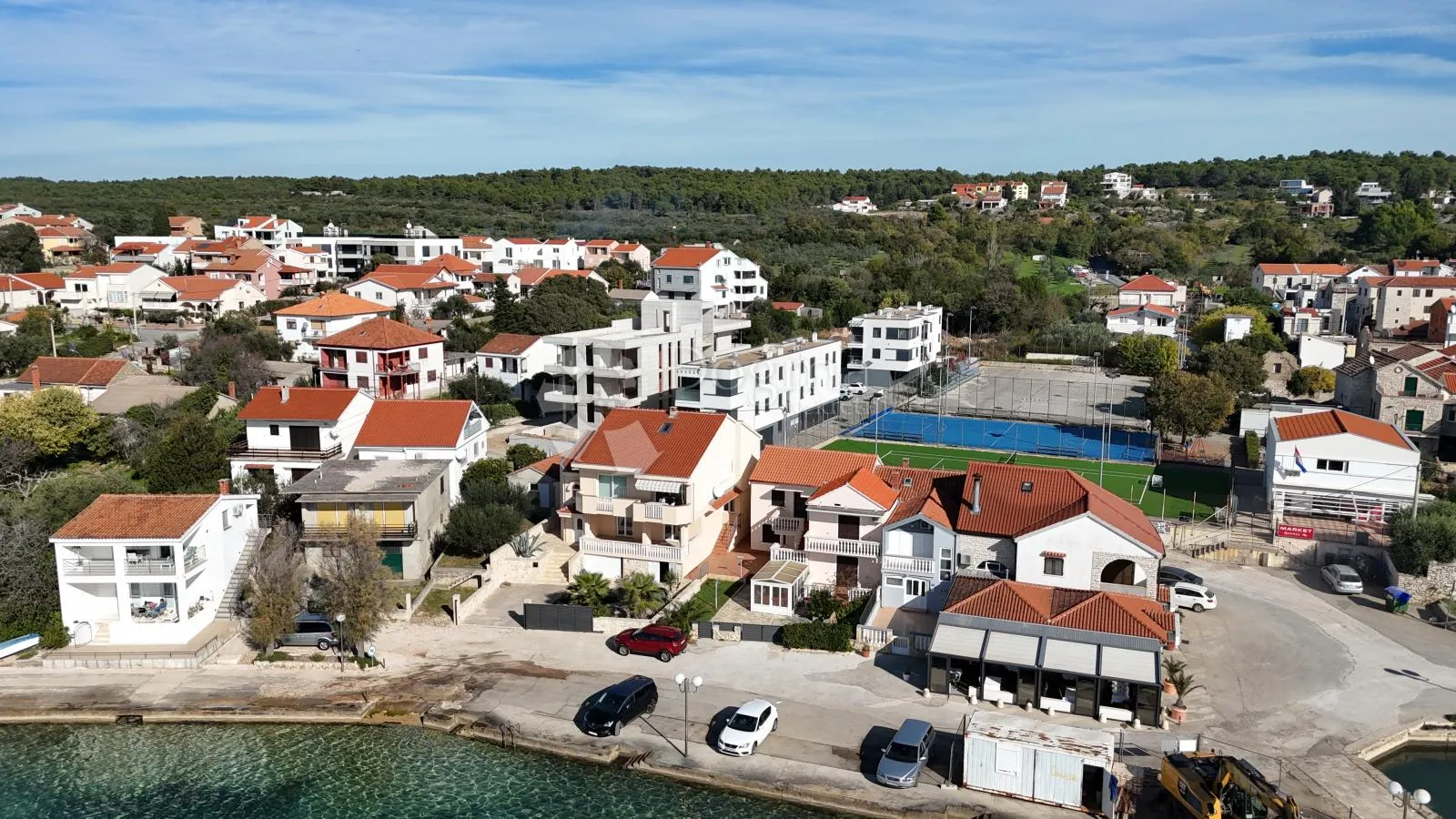 kuća prvi red uz more sa vezom za brod - slika 8