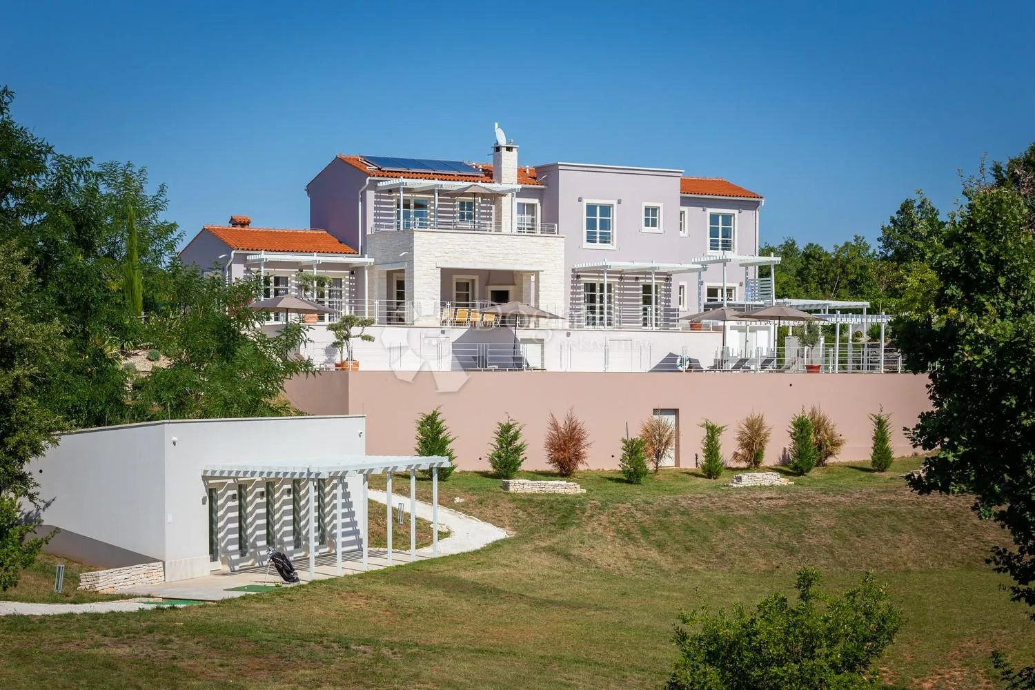 otmjena villa sa bazenom na lijepoj lokaciji - slika 2