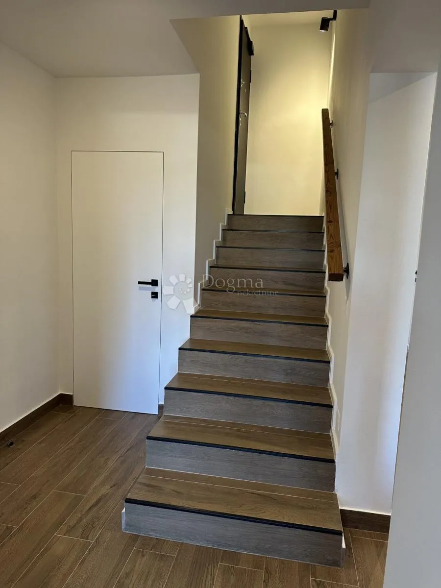 moderan dvosobni stan 15 m od mora - umag - slika 9