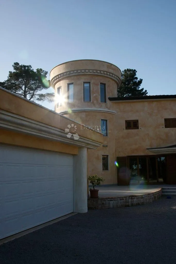 vila vrhunske gradnje s velikom parcelom i potpunom privatnošću - slika 19