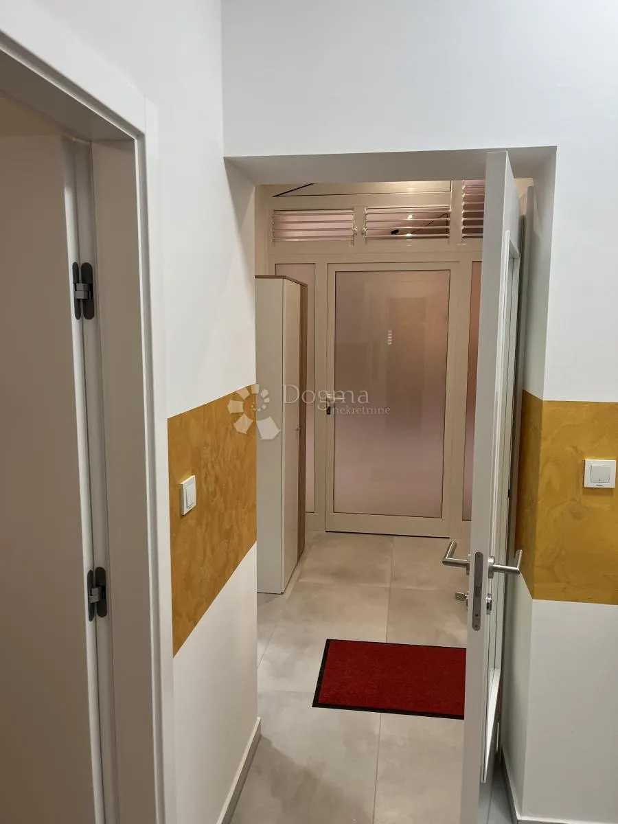 prilika! predivna vila s bazenom u zaleđu vodica - slika 35