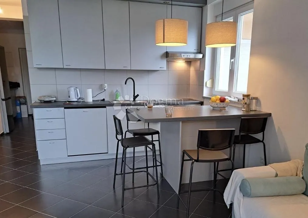 nov namješten apartman 200 m od mora sniženo - slika 9