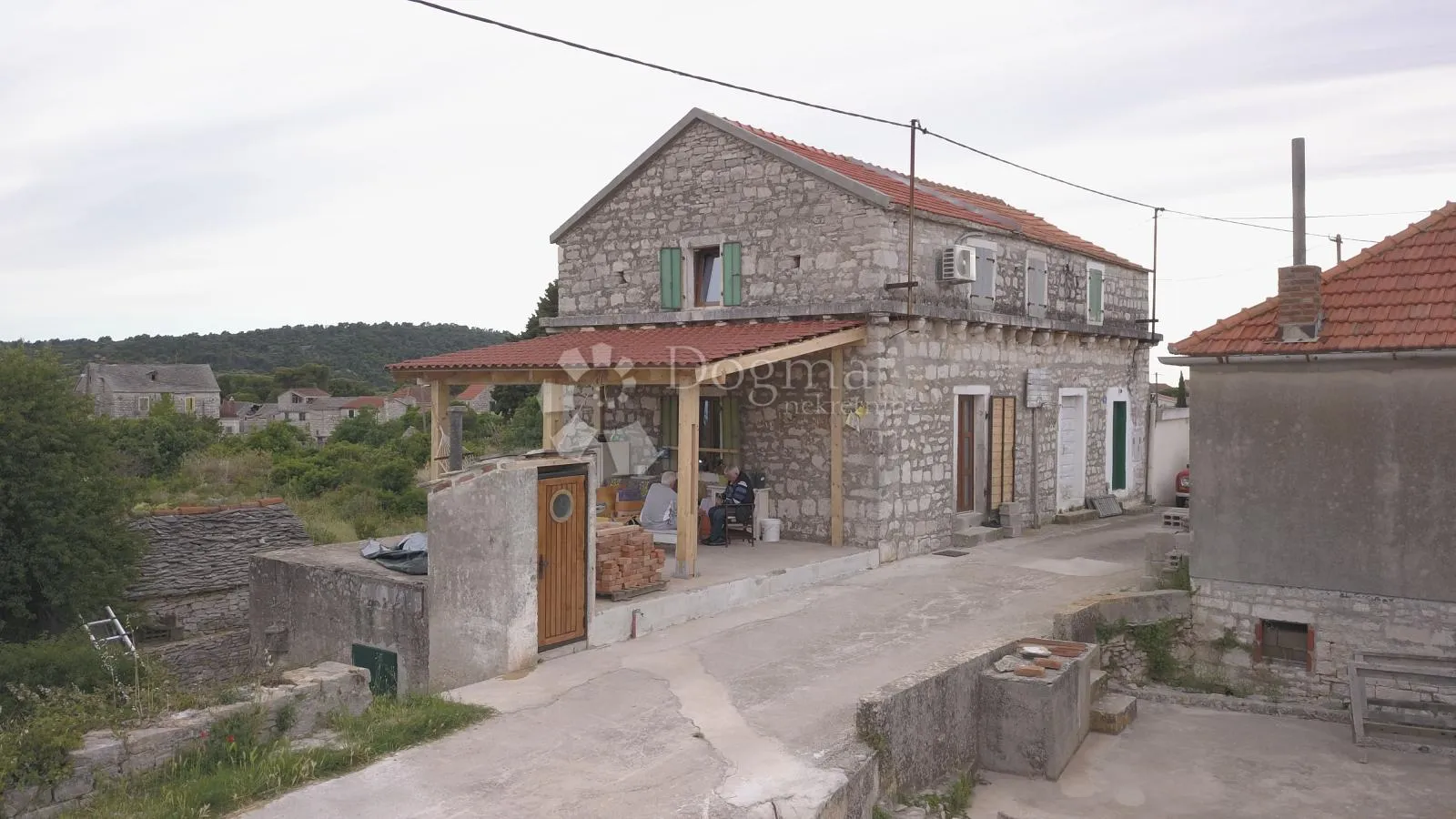 renovirana kamena kuća u nizu s velikom terasom - grohote,šolta - slika 2