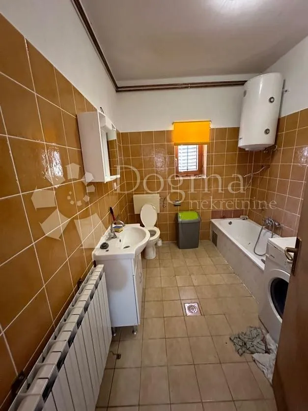 kuća s lijepom velikom okućnicom, vukšić - slika 11