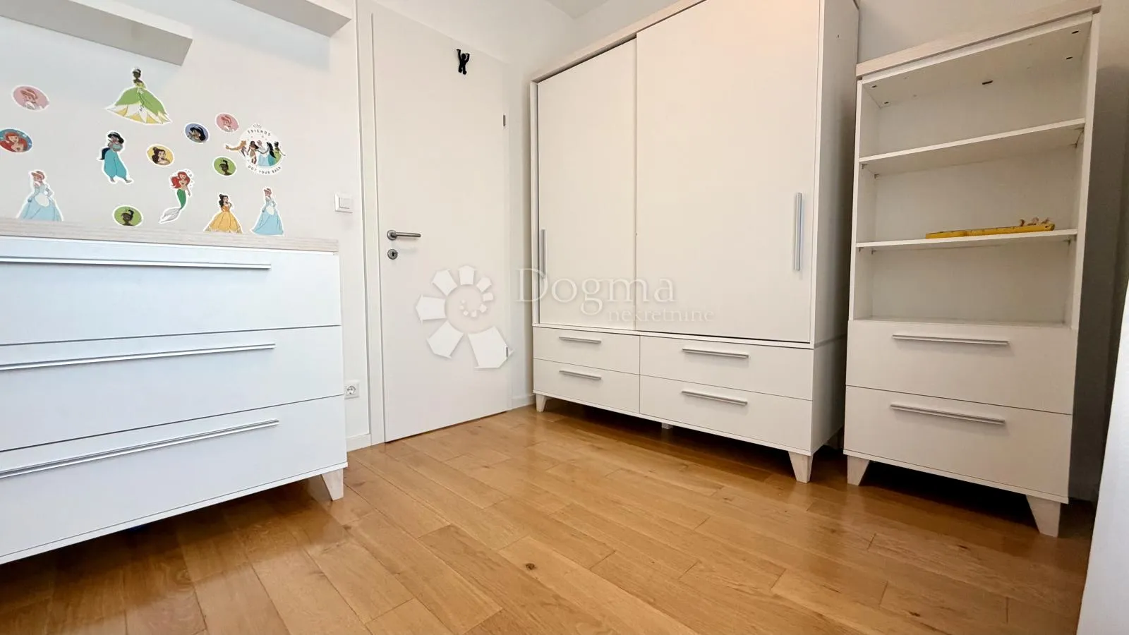 svijetao 4soban penthouse s terasama i parkingom - slika 13