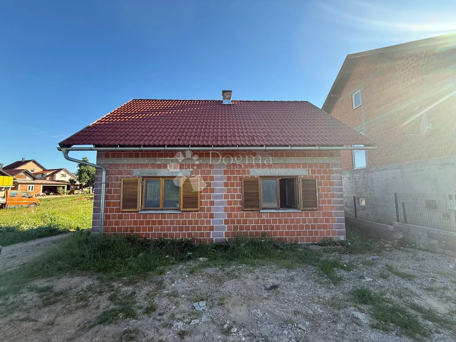 kuća zgrada dvorište i namještaj blizina centra - slika 2