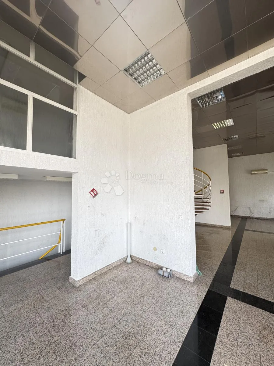 dvoetažni poslovni prostor s podrumom - slika 2