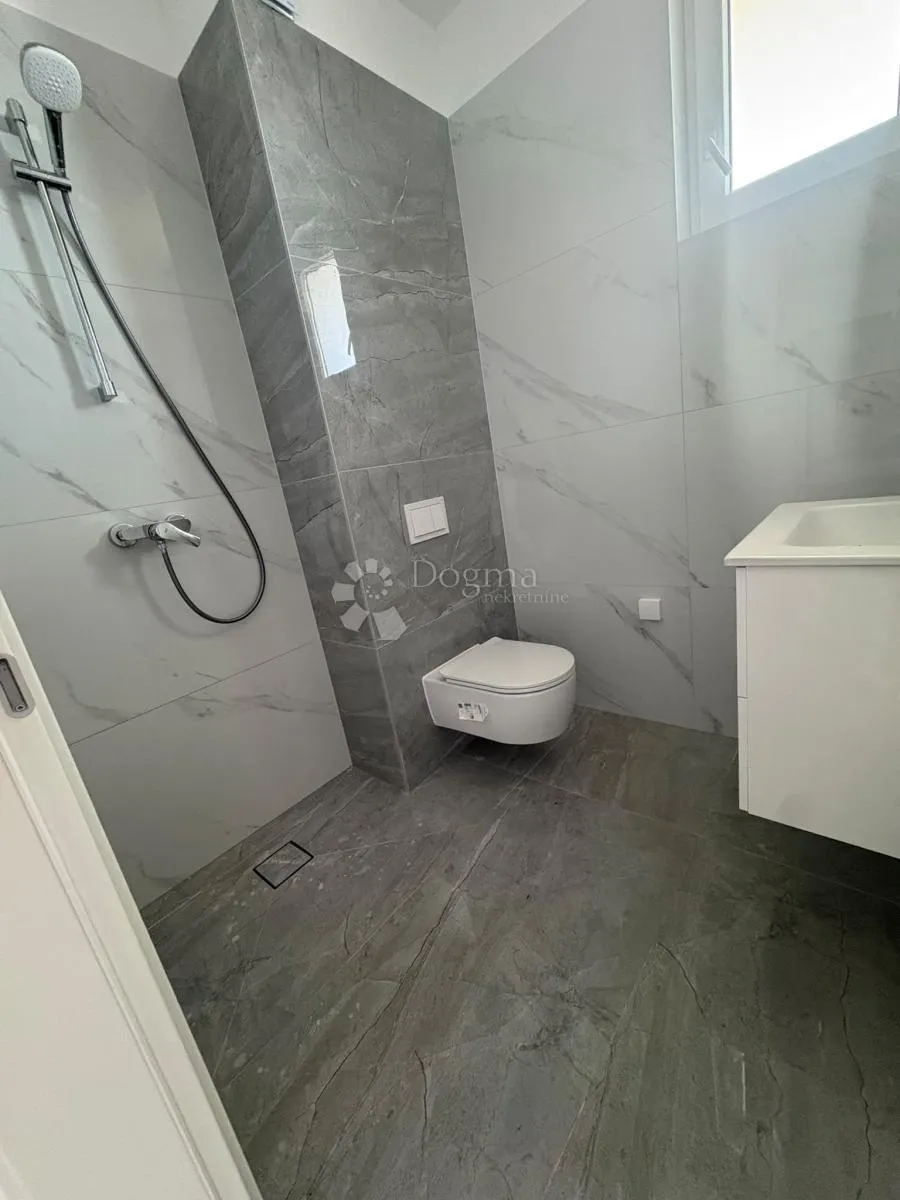 penthouse sa 3ss+db i krovnom terasom 800m od mora - slika 10