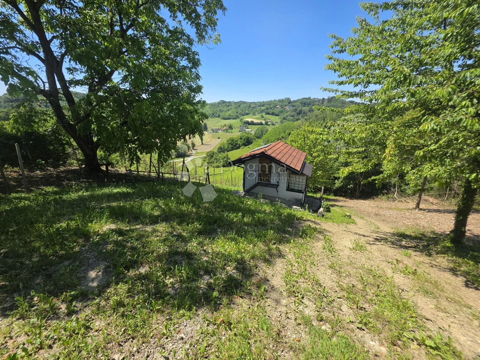 šarmantna vikend kućica s velikom okućnicom, privatnošću i vlastitim izvorima energije i vode - slika 24