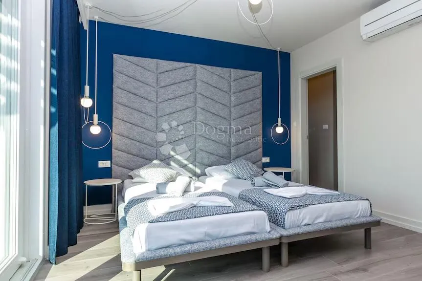 rijetkost na tržištu: luksuzna samostojeća villa s bazenom, blizu mora - slika 26
