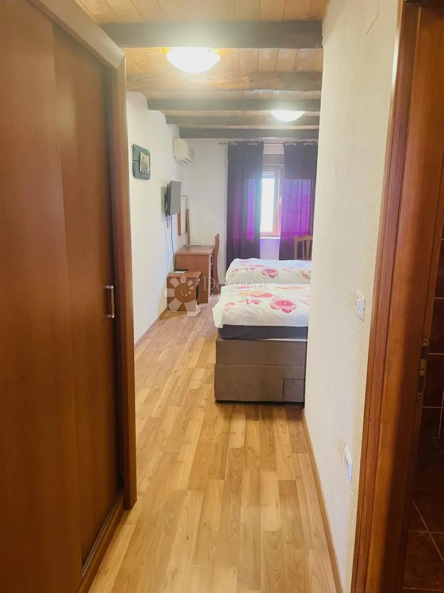 uhodani pansion na izvrsnoj lokaciji - slika 24
