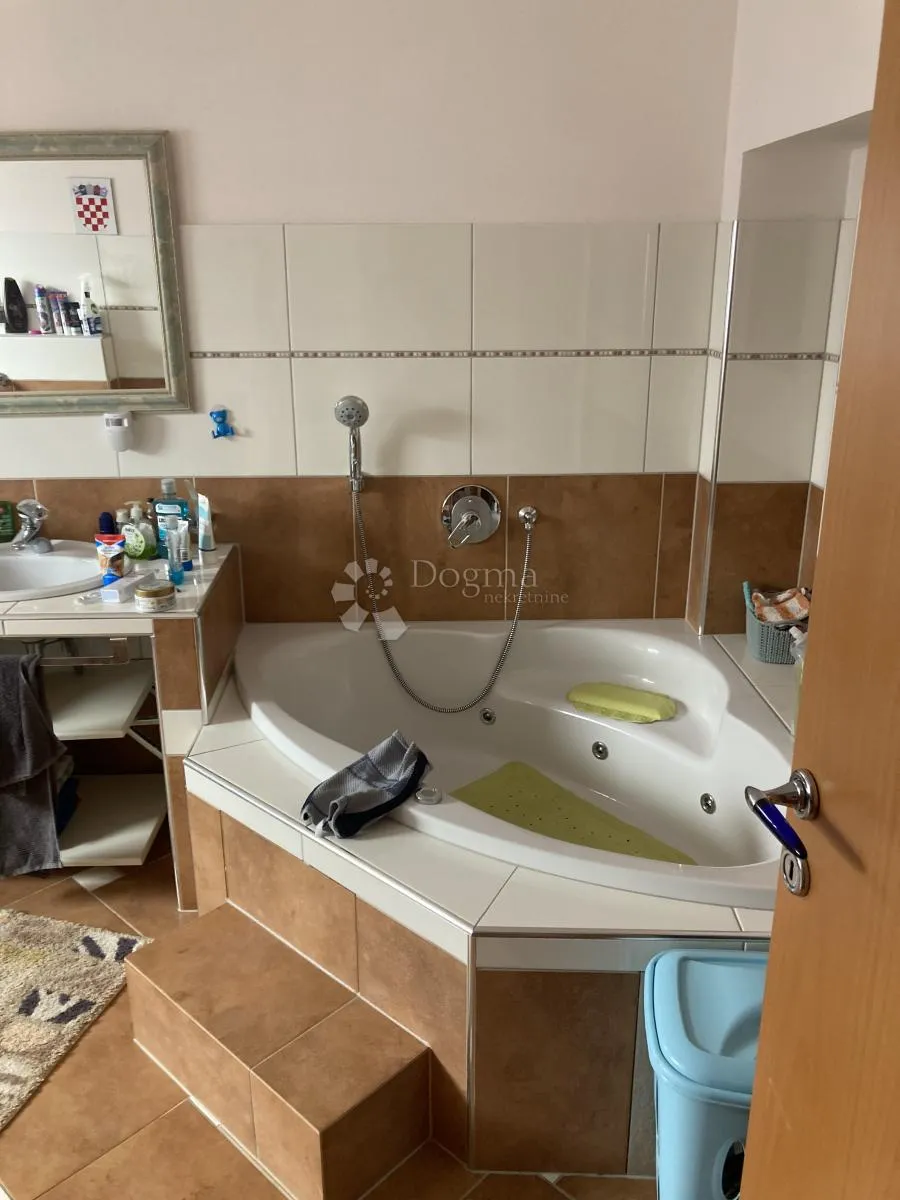prilika - apartmanska kuća u pirovcu, 1. red do mora - slika 16