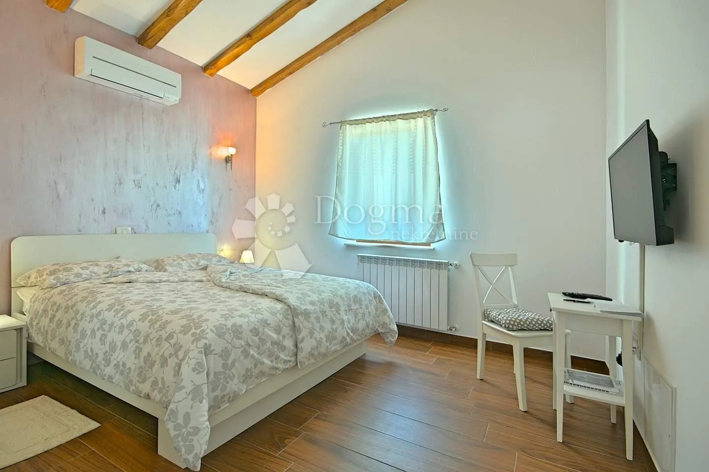 villa na rubu sela nedaleko mora - slika 10