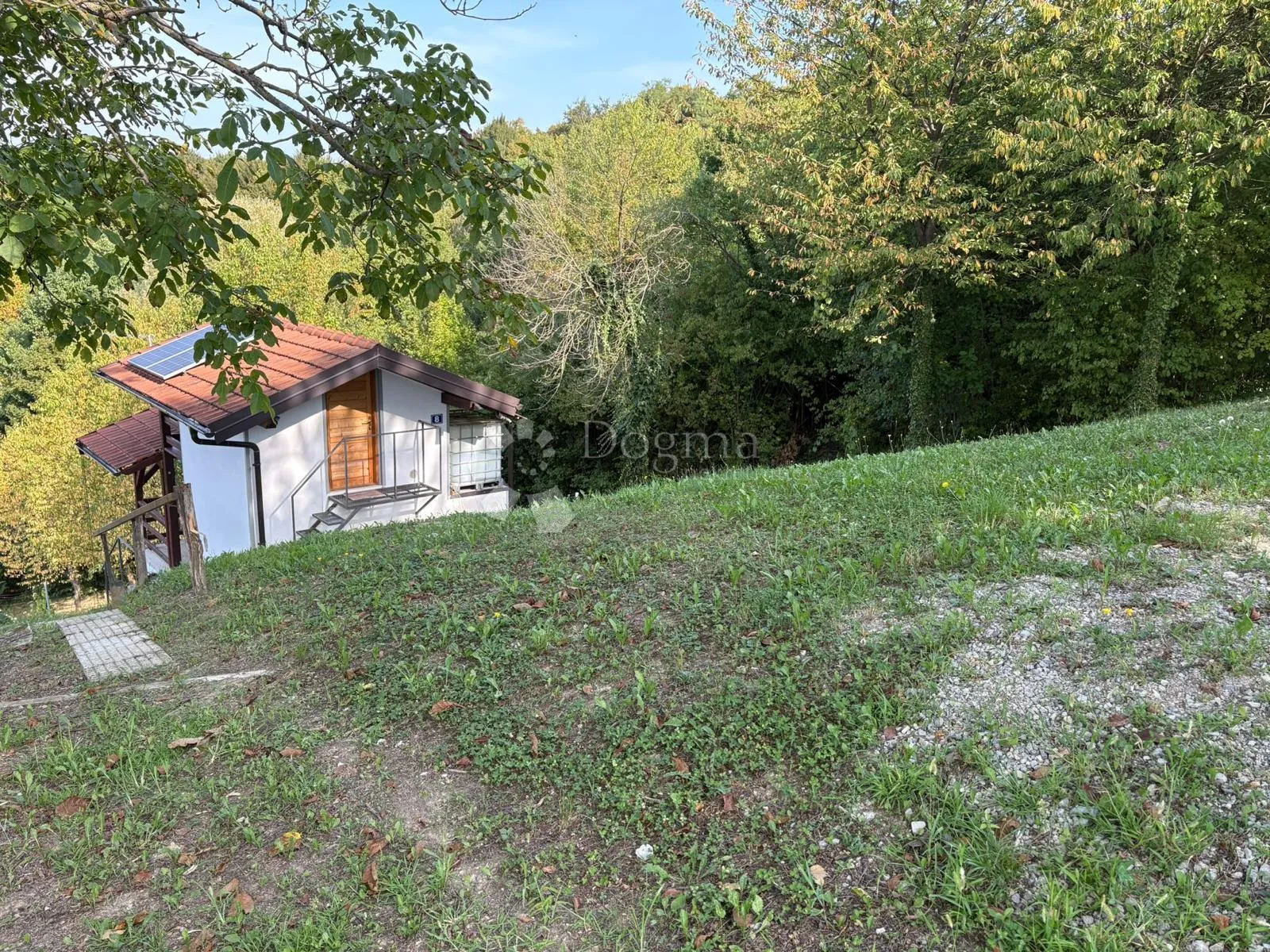 šarmantna vikend kućica s velikom okućnicom, privatnošću i vlastitim izvorima energije i vode - slika 18