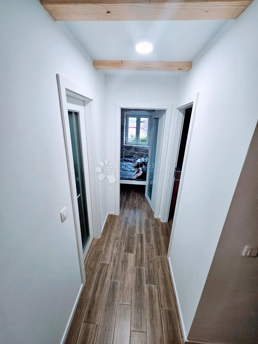 predivna kamena kuća sa bazenom i okućnicom - slika 19