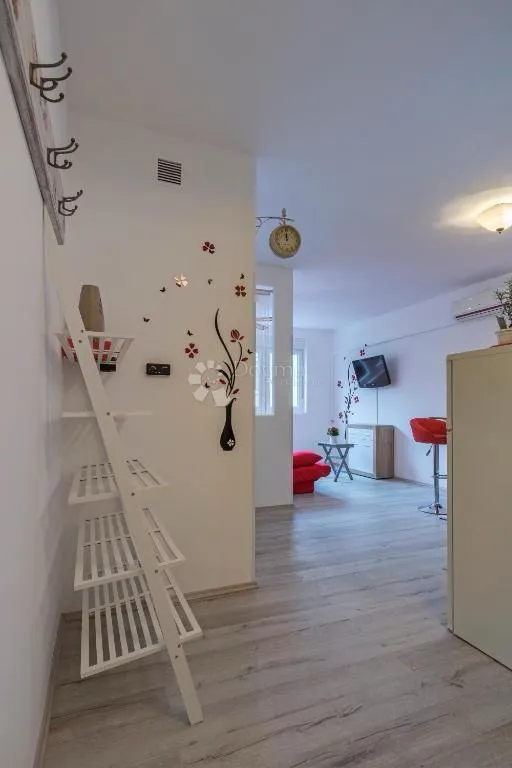 dio kuće s 3 stambene jedinice i zajedničkim dvorištem - slika 15