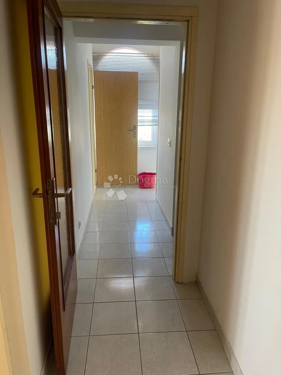 kuća s 3 stana i pogledom na more – blizina mora i centra - slika 30
