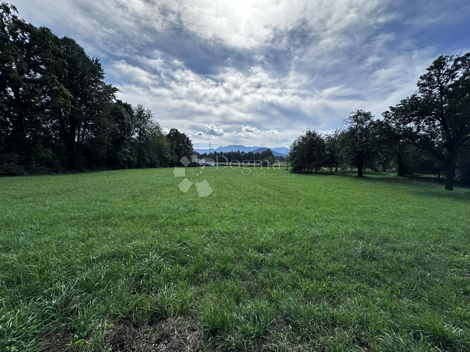 gospić-smiljan prodaje se atraktivno građevinsko zemljište od 15640 m2 - slika 2
