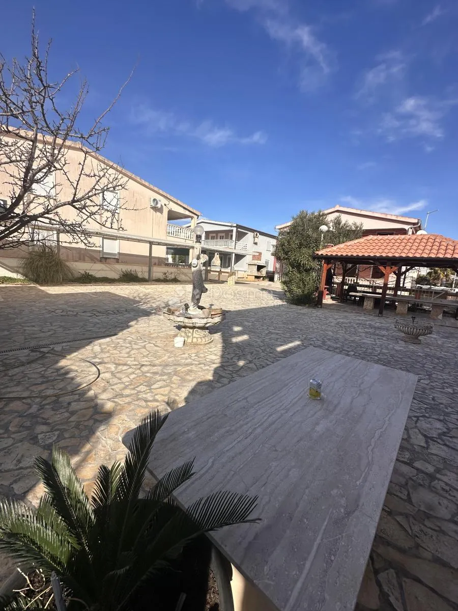 vir kuća sa 8 apartmana uhodana u posao sa turizmom - slika 5