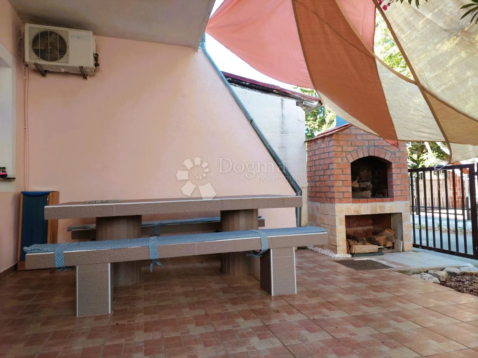 potpuno namještena kuća s tri apartmana - slika 4