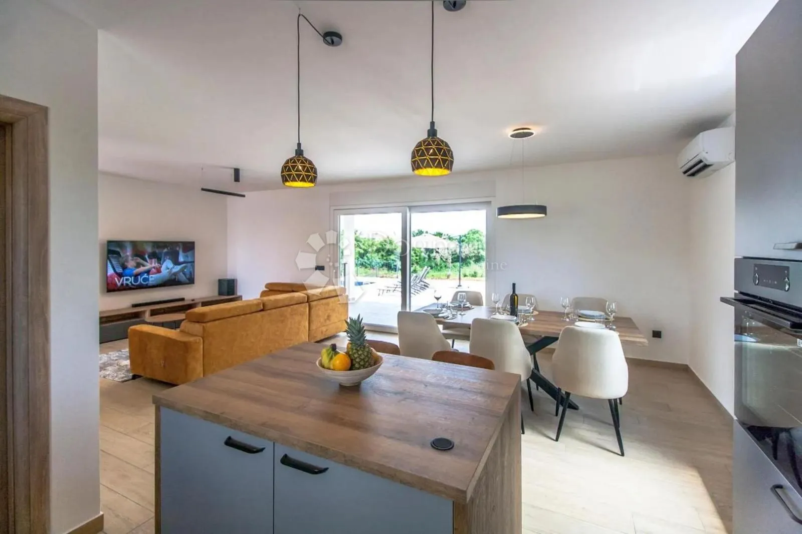 villa sa bazenom, konobom i 3800m2 okućnice - slika 8