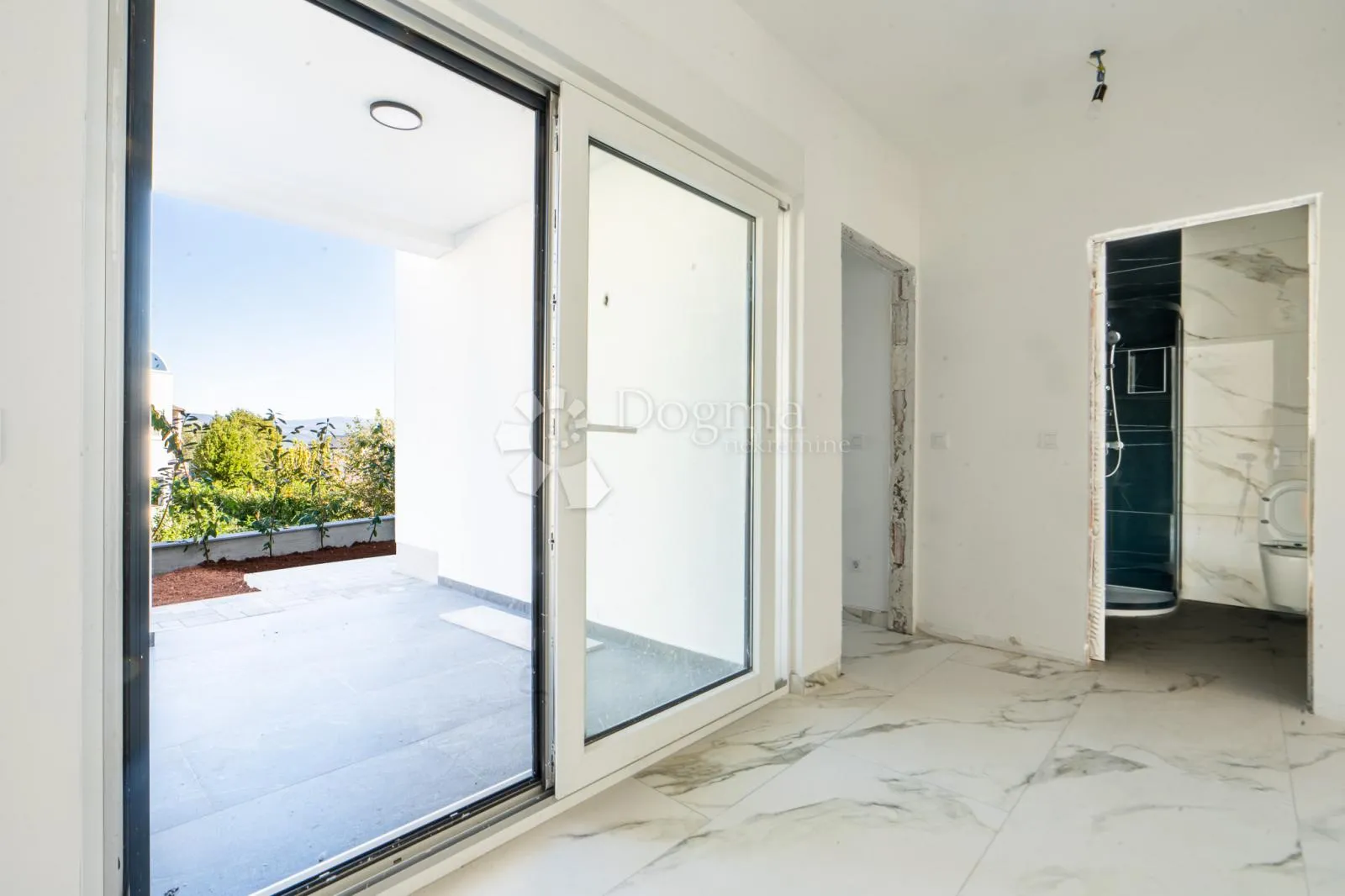 apartman u novogradni - prizemlje s okućnicom - čižići - slika 6