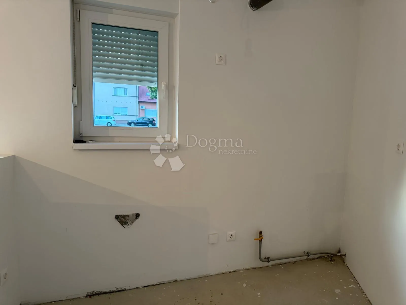 novi trosobni stan sa dvorištem - slika 10